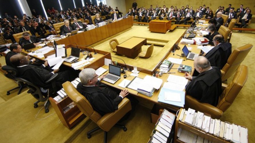  A primeira ação a ser julgada (ADPF 324), que não é de repercussão geral, foi ajuizada pela Abag (Associação Brasileira do Agronegócio). A associação questiona a Súmula 331 do TST (Tribunal Superior do Trabalho), que inibe a terceirização de atividade-fim. 